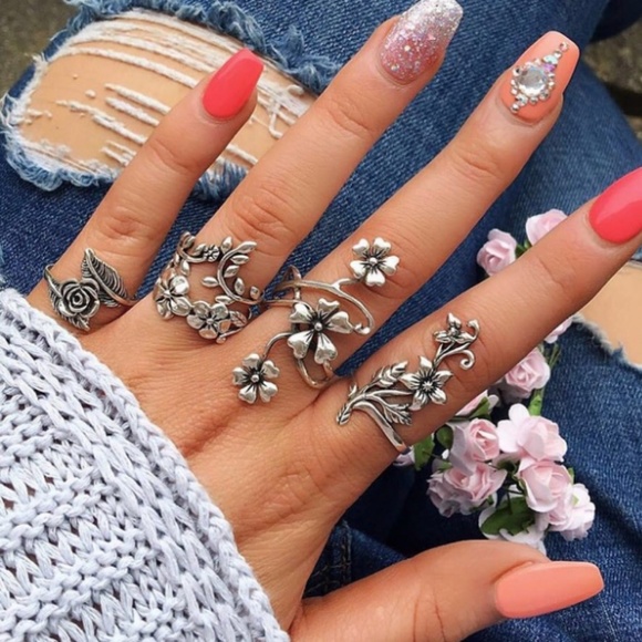 Jewelry - 1 left! 💖Lovely Floral Ring Set